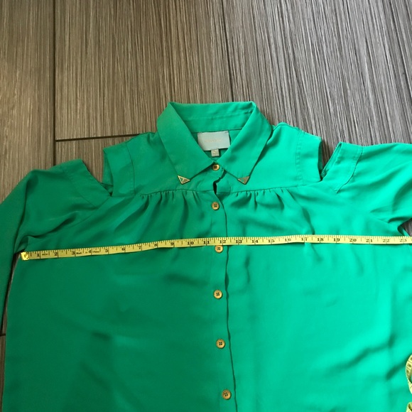 Skies are Blue jade cold shoulder top gold accents - Picture 6 of 6